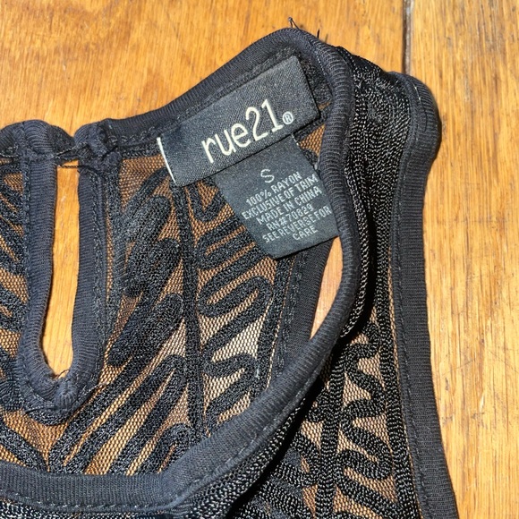 Women’s Rue21 Top - Picture 3 of 4